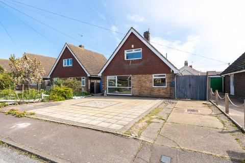 3 bed property, in Orchard Close, £230,000