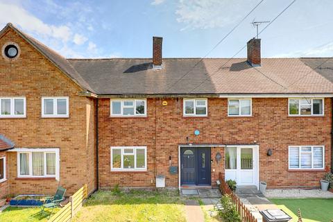 3 bed property, in Mayo Close, £425,000
