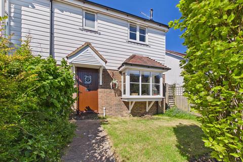 3 bed property, in Heathfield Road, £350,000