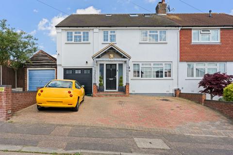 5 bed property, in Amesbury Road, £950,000