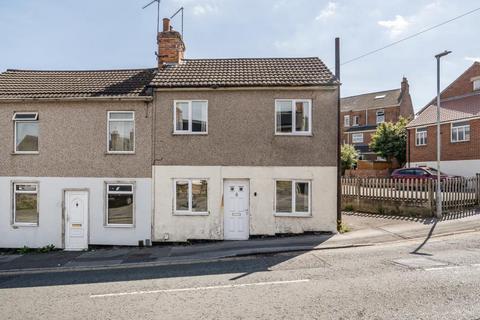 2 bed property, in Eastcott Hill, £180,000