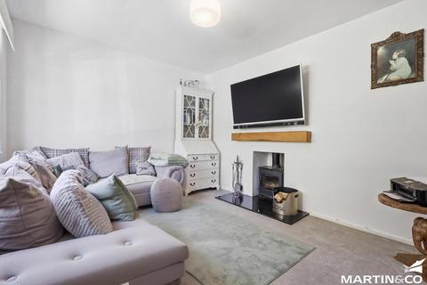 3 bed property, in Lordship Road, £450,000