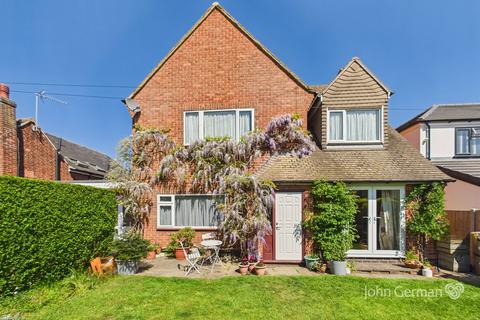 5 bed property, in Mountfields Drive, £450,000