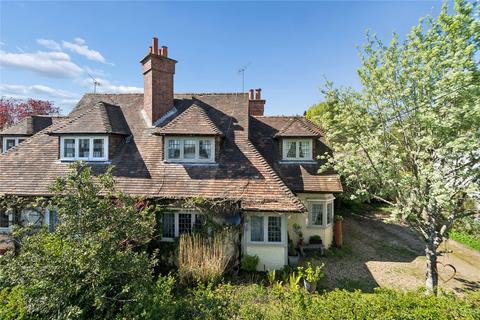 3 bed property, in Wyfold Cottages, £695,000