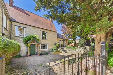 3 bed property, in Little Street, £435,000
