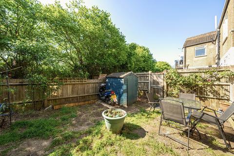 3 bed property, in Lavender Avenue, £400,000