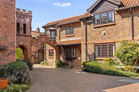 2 bed property, in Alfred Terrace Mews, £165,000