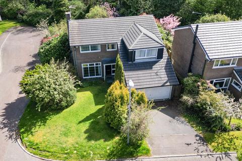 4 bed property, in Harwin Close, £350,000