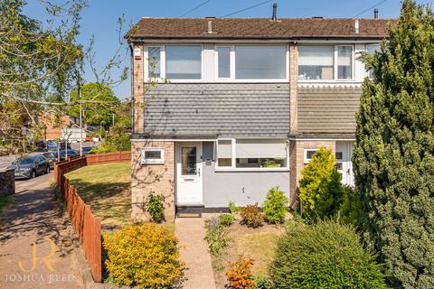 3 bed property, in High Road, £475,000