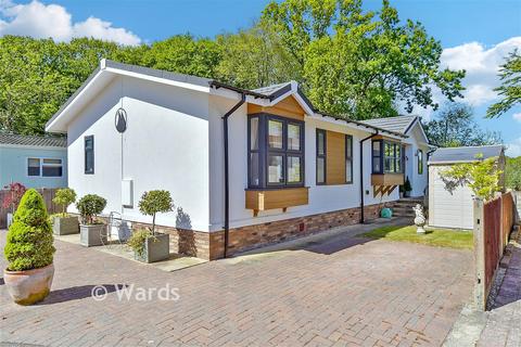 2 bed property, in Woodlands Park, £160,000
