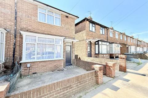 2 bed property, in Connaught Road, £290,000