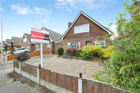 2 bed property, in Farmcroft Road, £220,000