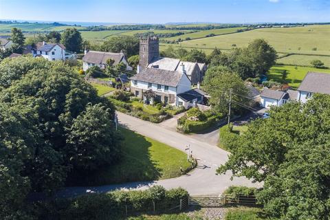 4 bed property, in Horwood, £735,000
