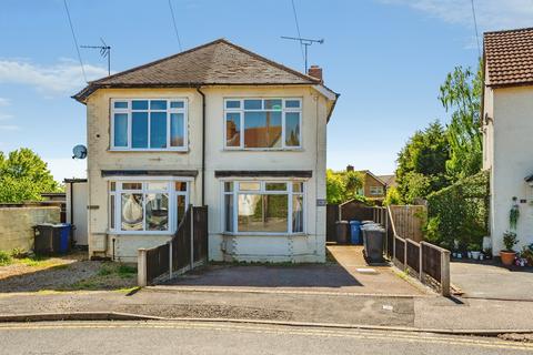 2 bed property, in Poplar Avenue, £200,000