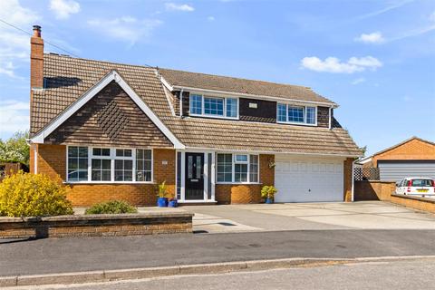 5 bed property, in Harneis Crescent, £375,000