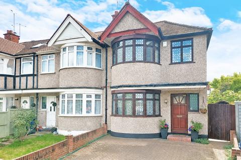 3 bed property, in Sandringham Crescent, £535,000