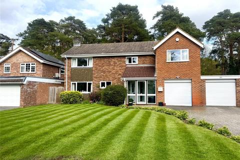 5 bed property, in Greenhill Close, £800,000