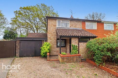 3 bed property, in Swallowdale, £325,000
