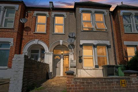 2 bed property, in Blandford Road, £340,000