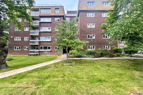 3 bed property, in Lodge Close, £390,000