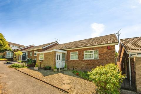 3 bed property, in Bromfield Road, £250,000