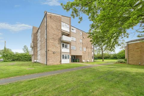 2 bed property, in Lowndes Way, £135,000