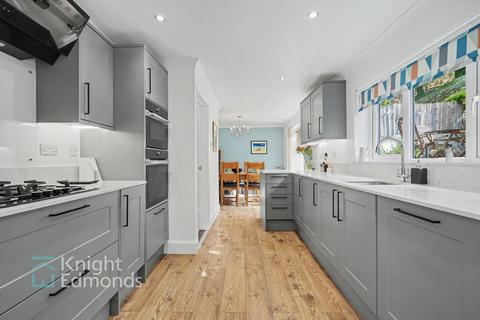 3 bed property, in Chapman Avenue, £375,000