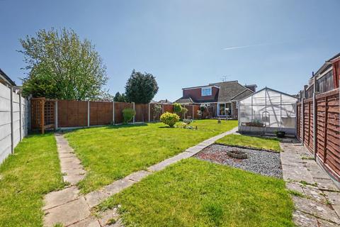 2 bed property, in Sterling Road, £350,000