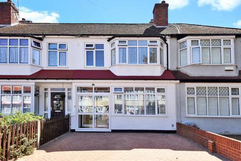 3 bed property, in Frogmore Gardens, £530,000