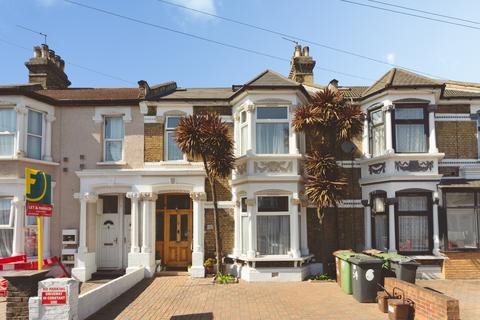 4 bed property, in Grove Green Road, £900,000