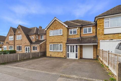 5 bed property, in Brookside Drive, £525,000