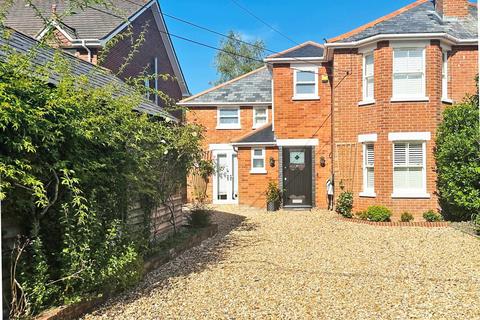 4 bed property, in Brighton Road, £925,000