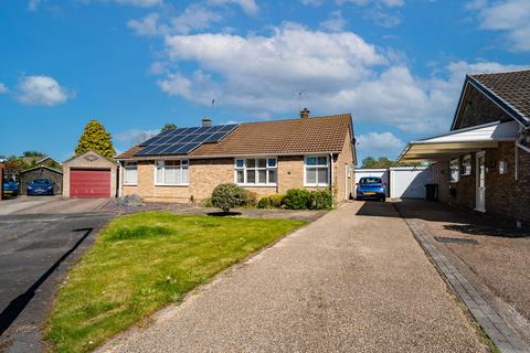 2 bed property, in Orchard Close, £280,000
