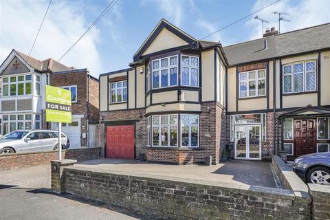 4 bed property, in Nevin Drive, £950,000