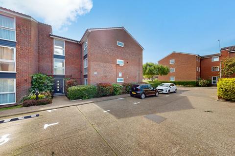 1 bed property, in Aylsham Drive, £279,950