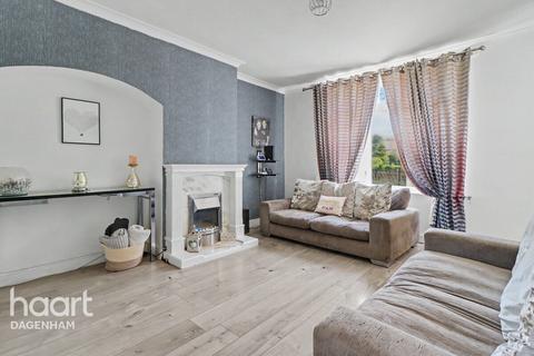 2 bed property, in Thompson Road, £350,000