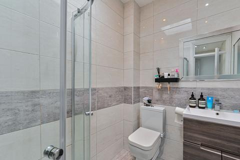 1 bed property, in Finborough Road, £600,000