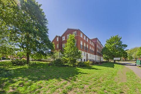 1 bed property, in Circular Road South, £120,000
