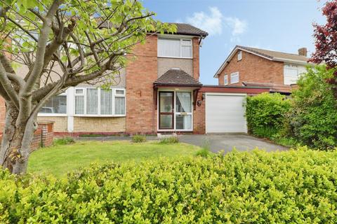 3 bed property, in Oak Tree Close, £170,000