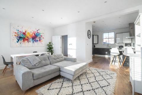 3 bed property, in Upper Tollington Park, £825,000