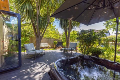 6 bed property, in Woodbury Park Road, £1,595,000