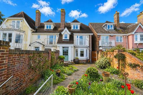 4 bed property, in Aldeburgh, £810,000
