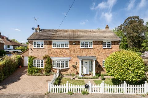 4 bed property, in Meadowlands, £995,000