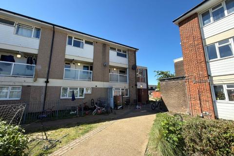 3 bed property, in 47 Macers Court, £140,000