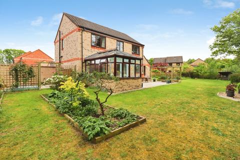 4 bed property, in Ash Meadow, £450,000