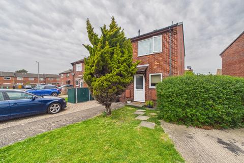 2 bed property, in Bay Tree Close, £265,000