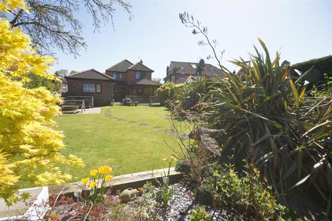 4 bed property, in Lynwood Avenue, £435,000