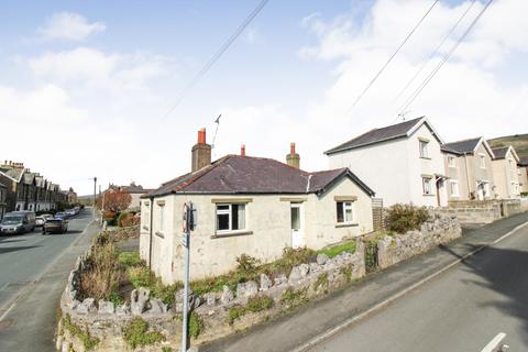 2 bed property, in Marshfield Road, £195,000