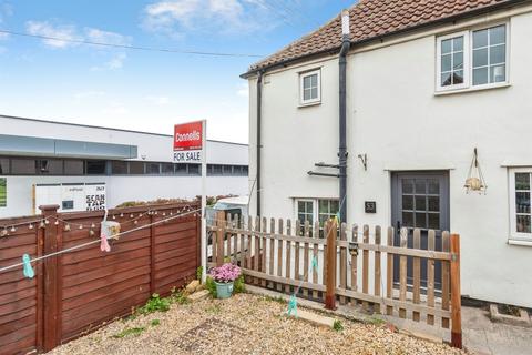 2 bed property, in Warminster Road, £180,000