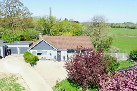 5 bed property, in Majors Close, £495,000